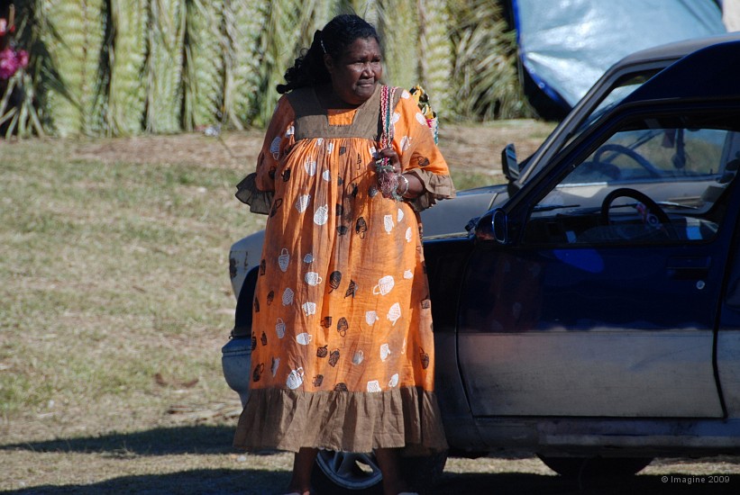 114- Une mamie sur le parking.JPG